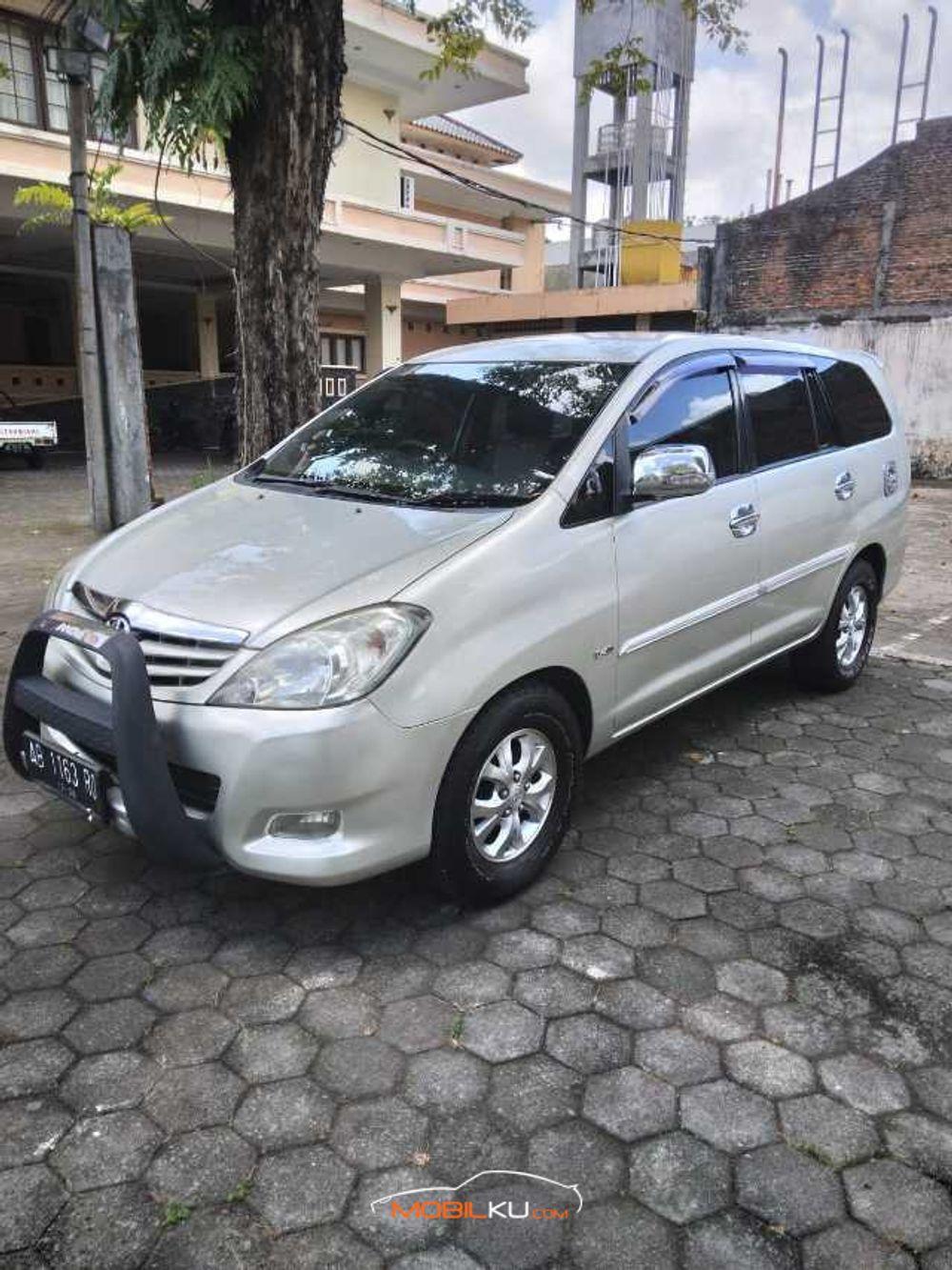 Mobil Toyota Kijang Innova 2016