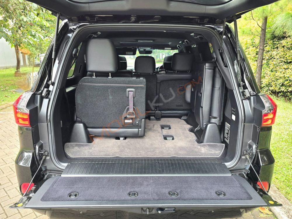 Mobil Toyota Land Cruiser 2018