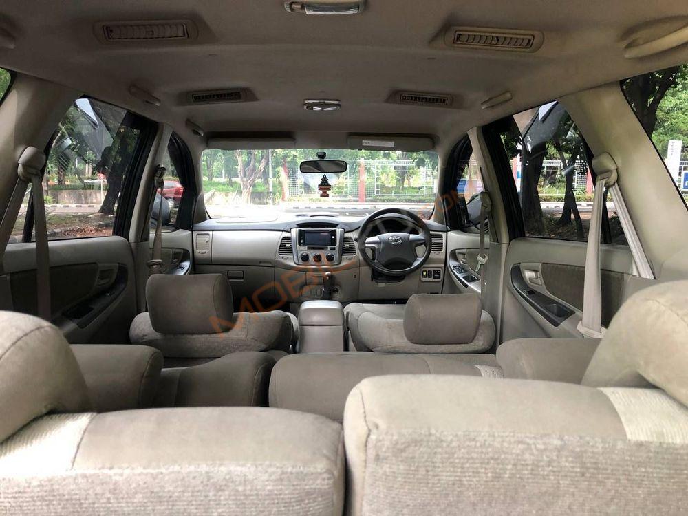Mobil Toyota Kijang Innova 2013