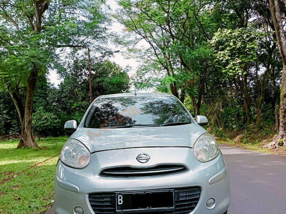 Mobil Nissan March 2011