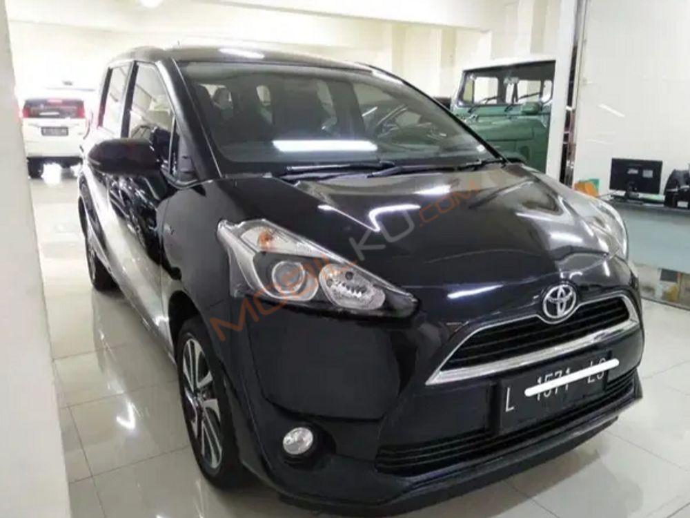 Mobil Toyota Sienta 2016