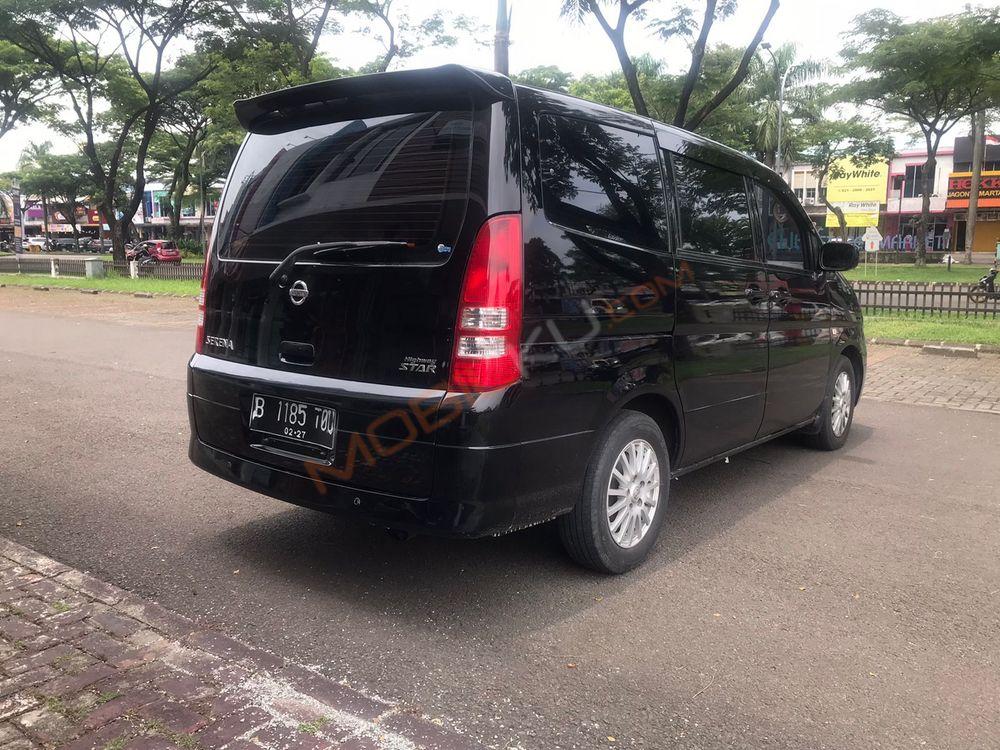 Mobil Nissan Serena 2012