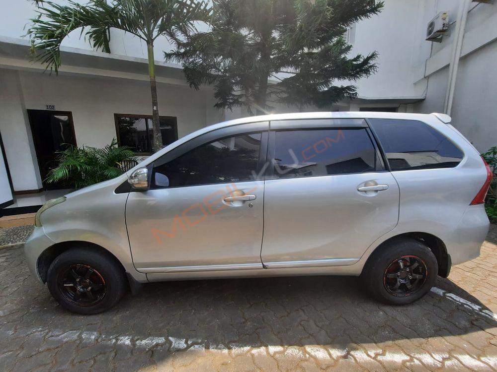Mobil Toyota Avanza 2012