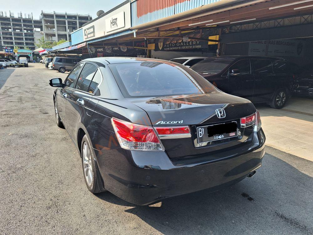 Mobil Honda Accord 2011