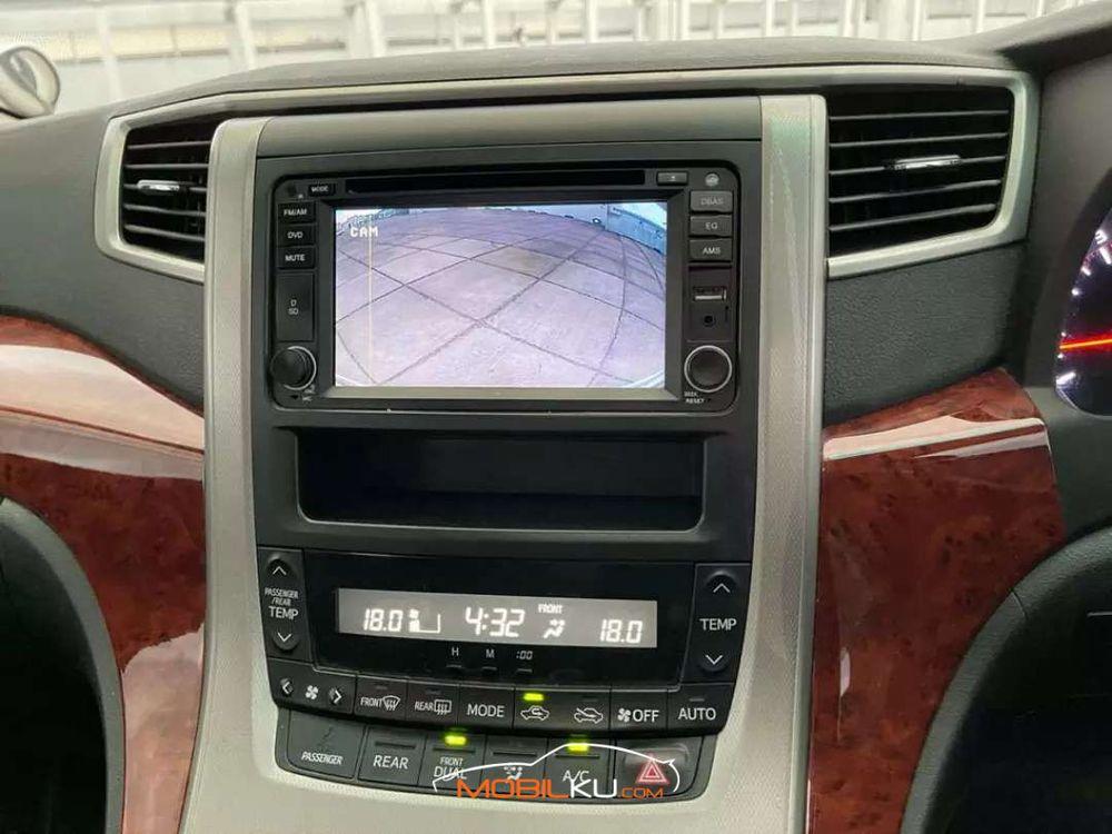 Mobil Toyota Vellfire 2011