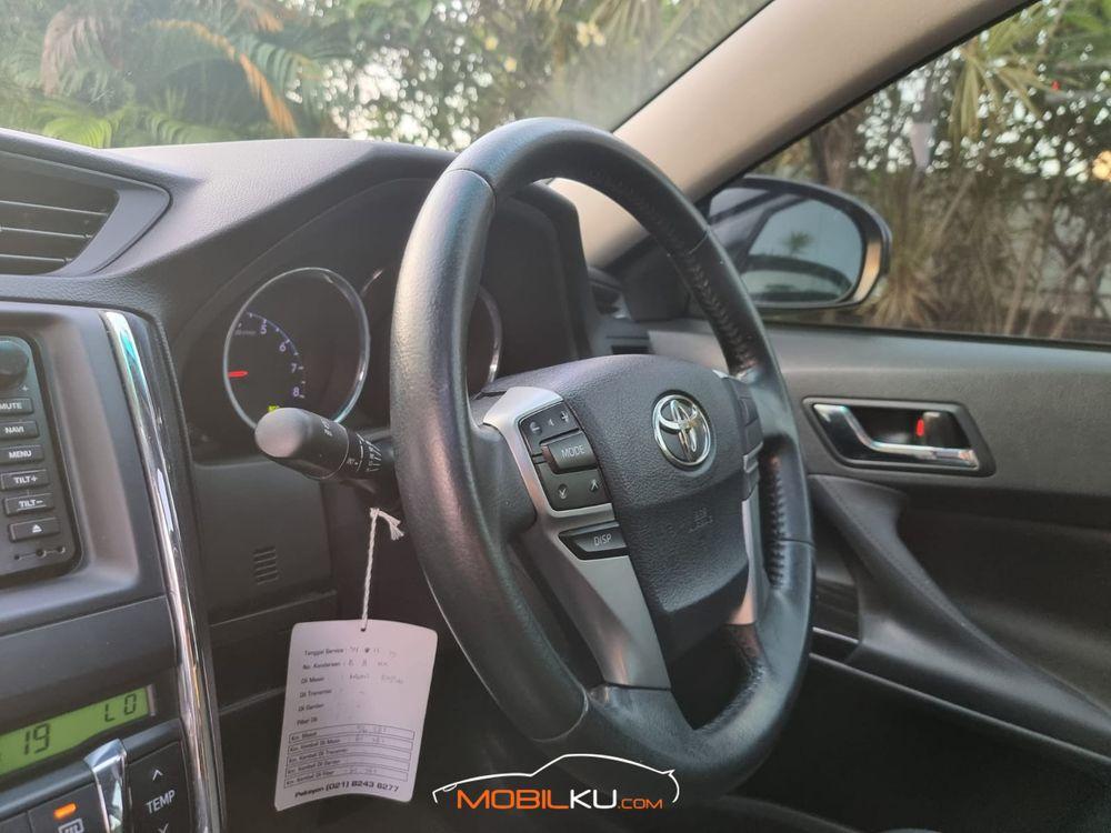 Mobil Toyota Mark X 2012