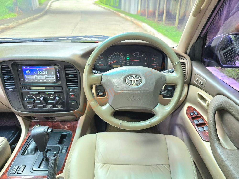 Mobil Toyota Land Cruiser 2002