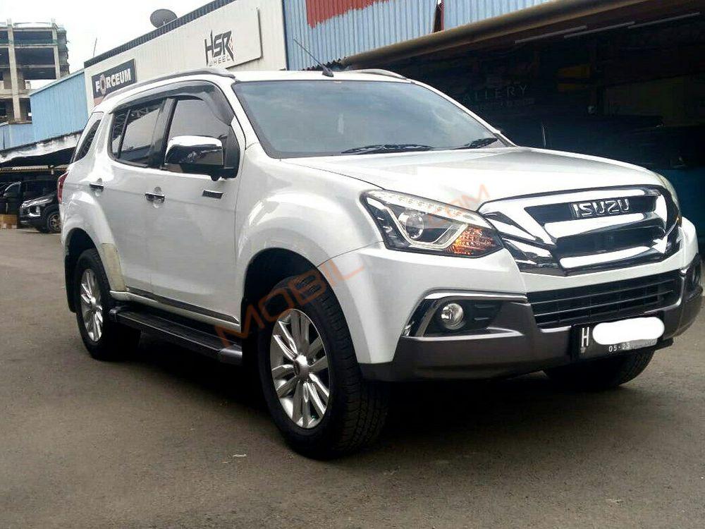 Mobil Isuzu MU-X 2017