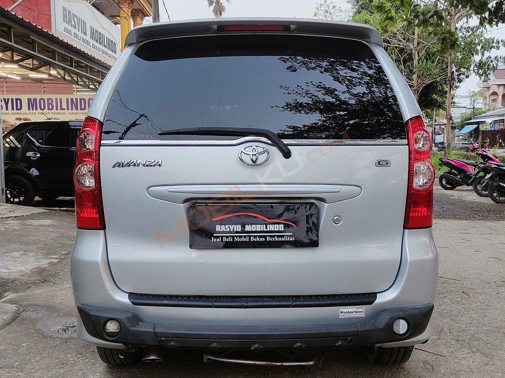 Mobil Toyota Avanza 2011