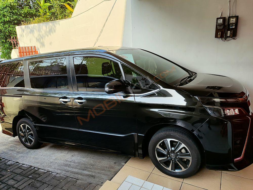 Mobil Toyota Voxy 2018