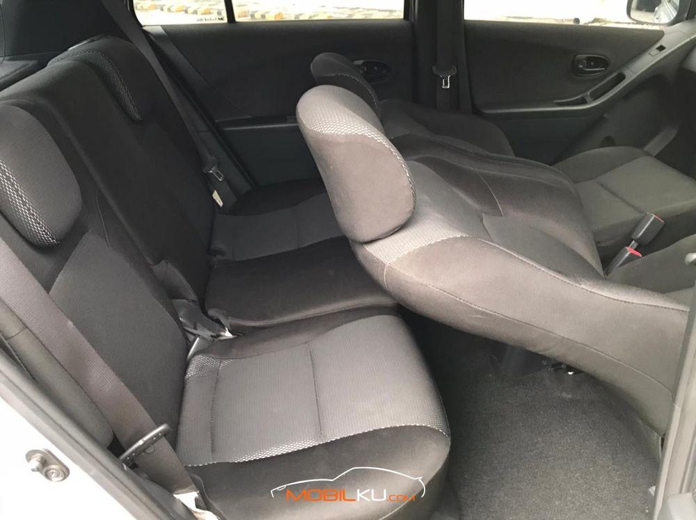 Mobil Toyota Yaris 2010