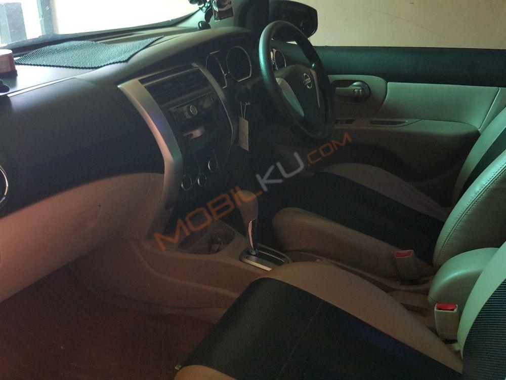Mobil Nissan Livina 2015