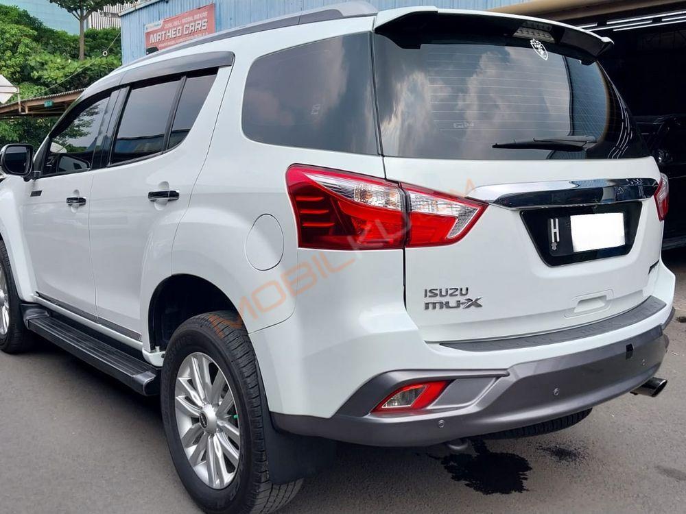 Mobil Isuzu MU-X 2017