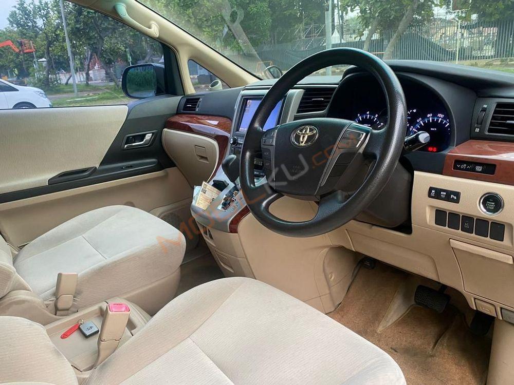 Mobil Toyota Alphard 2009