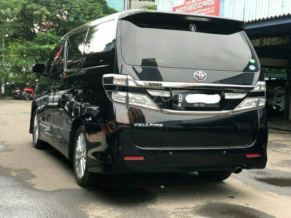 Mobil Toyota Vellfire 2014