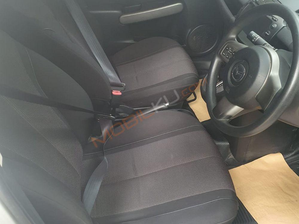 Mobil Mazda 2 Hatchback 2011