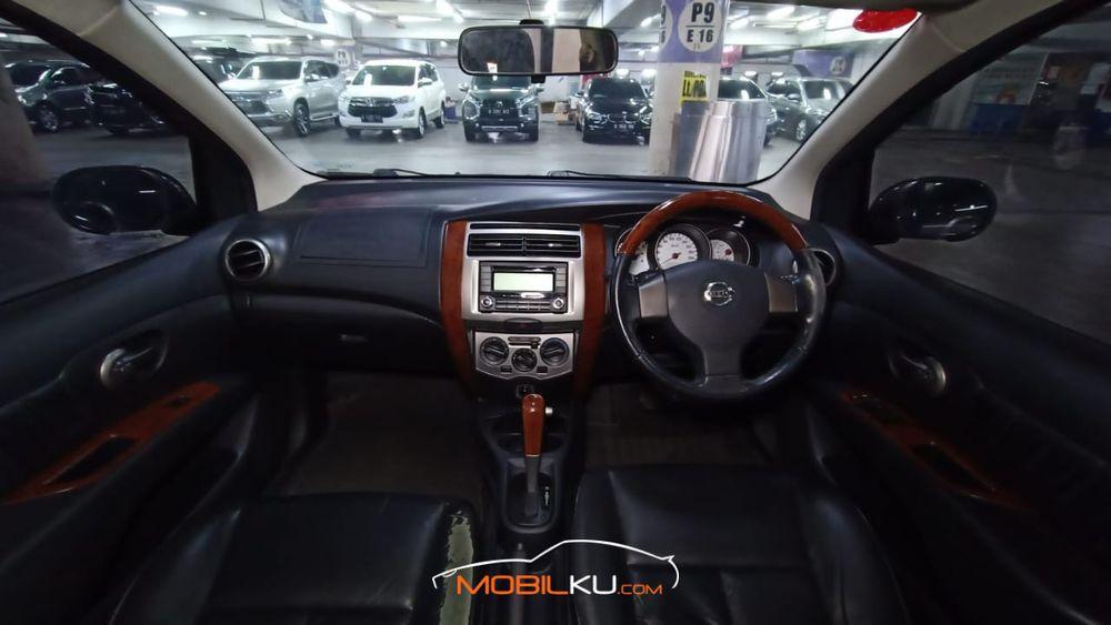 Mobil Nissan Grand Livina 2011