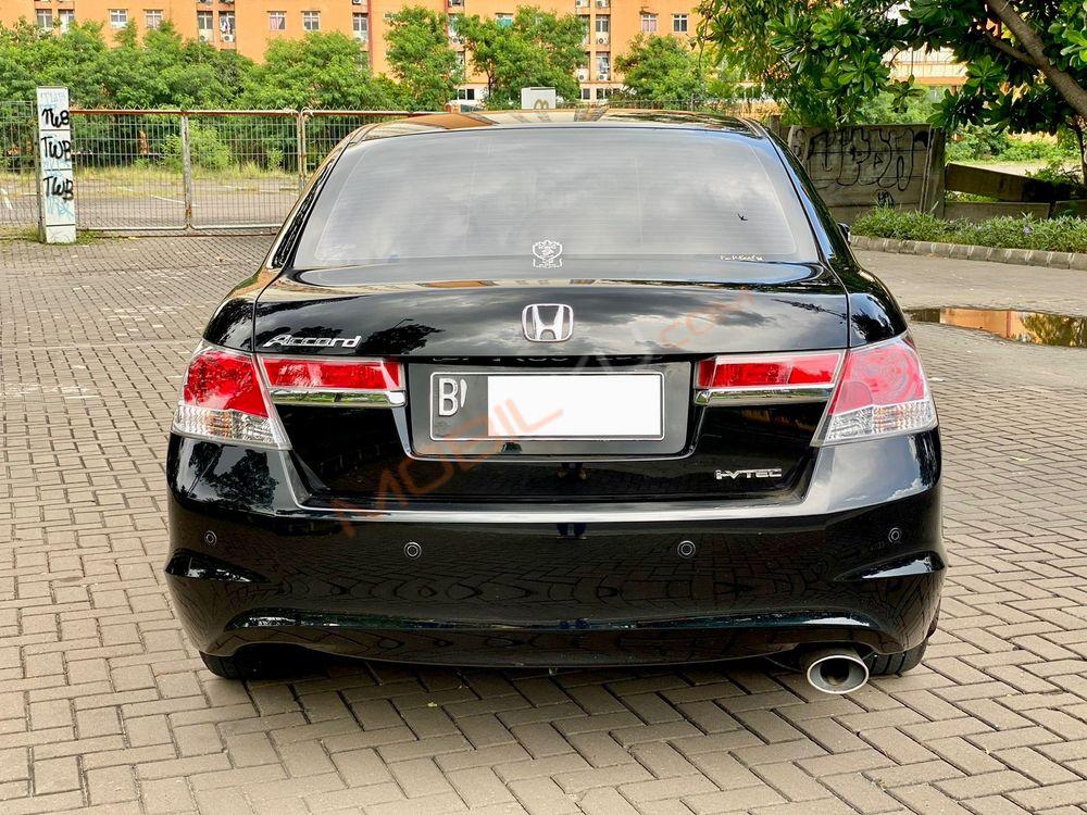 Mobil Honda Accord 2011