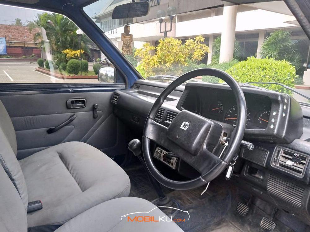 Mobil Isuzu Panther 2004