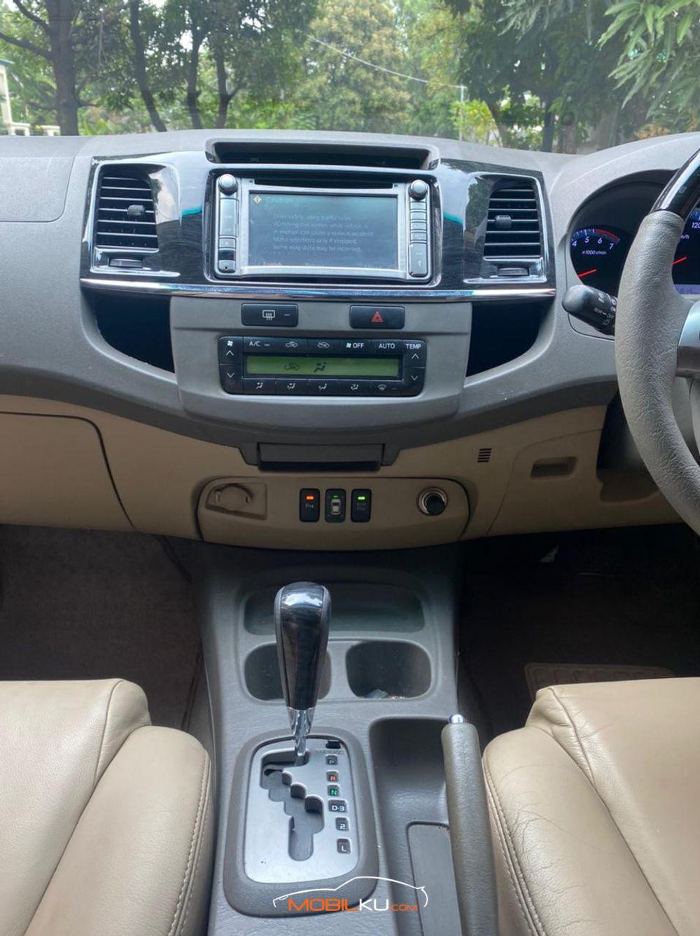 Mobil Toyota Fortuner 2011