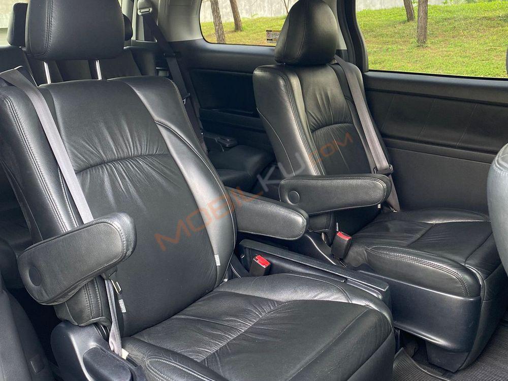 Mobil Toyota Vellfire 2012