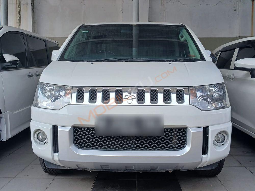 Mobil Mitsubishi Delica 2015
