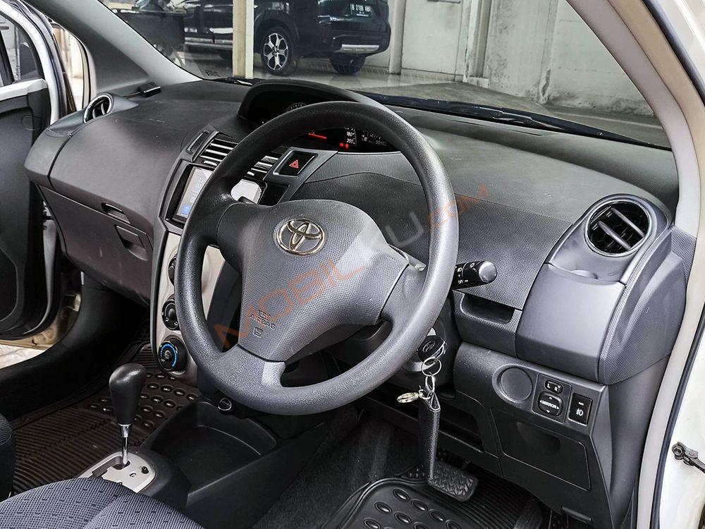 Mobil Toyota Yaris 2011