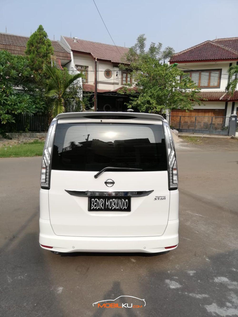 Mobil Nissan Serena 2016