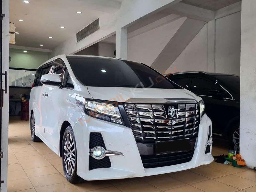 Mobil Toyota Alphard 2015