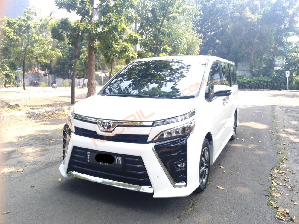 Mobil Toyota Voxy 2019