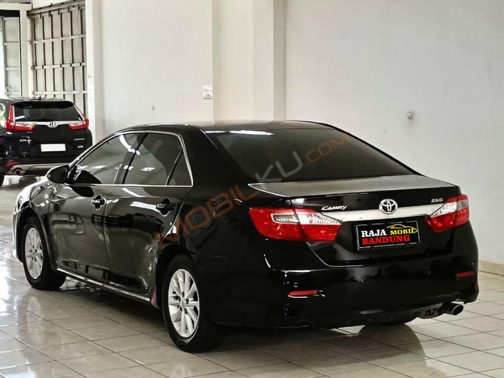 Mobil Toyota Camry 2012