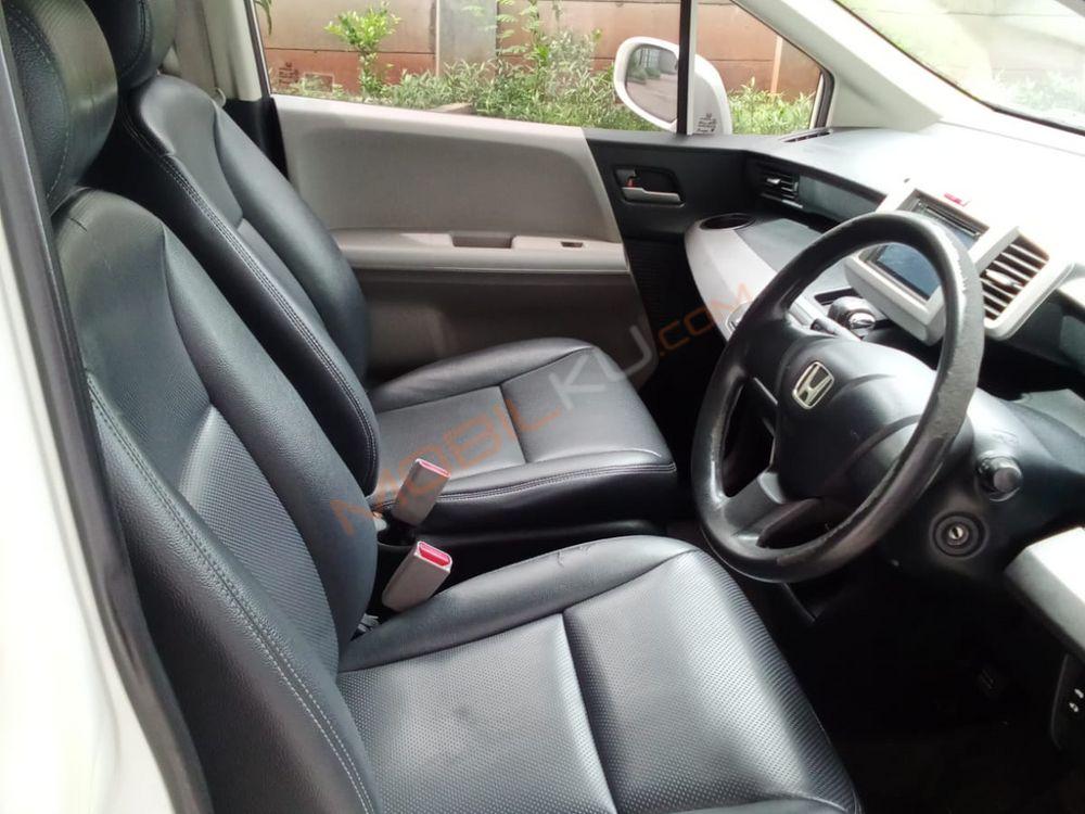 Mobil Honda Freed 2010