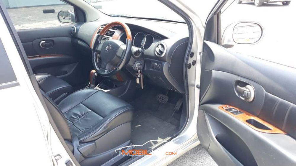 Mobil Nissan Grand Livina 2013