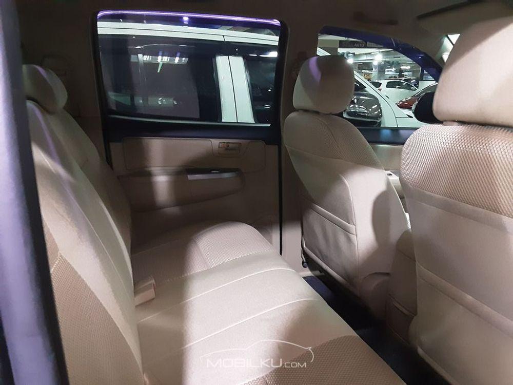 Mobil Toyota Hilux 2014