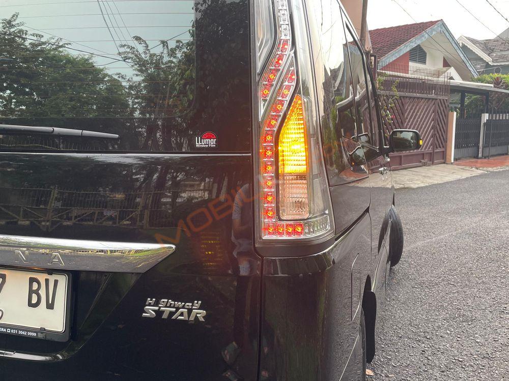 Mobil Nissan Serena 2017