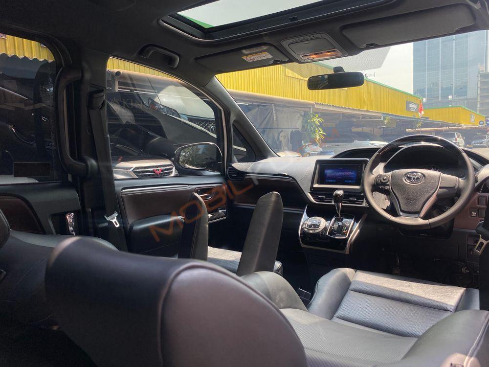 Mobil Toyota Voxy 2019