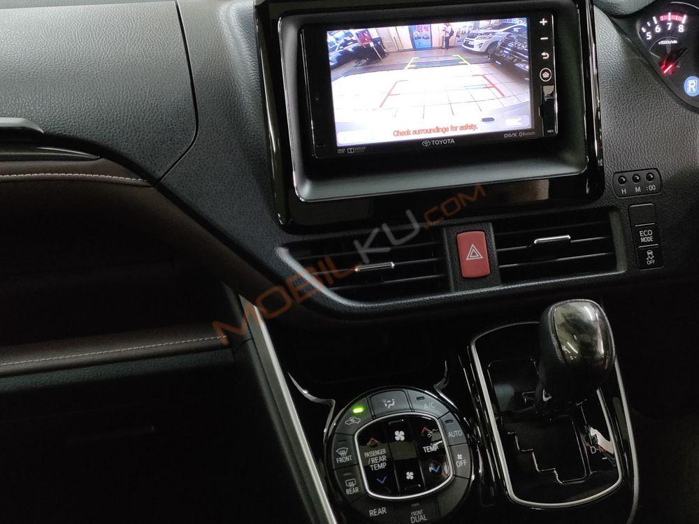 Mobil Toyota Voxy 2018