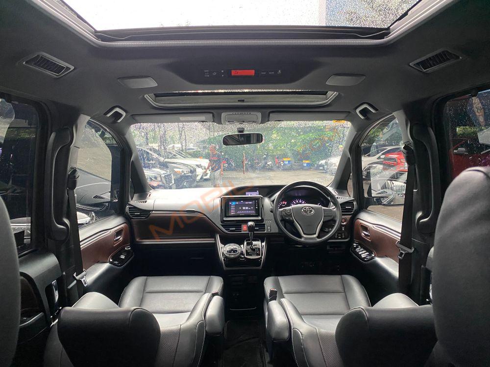 Mobil Toyota Voxy 2019