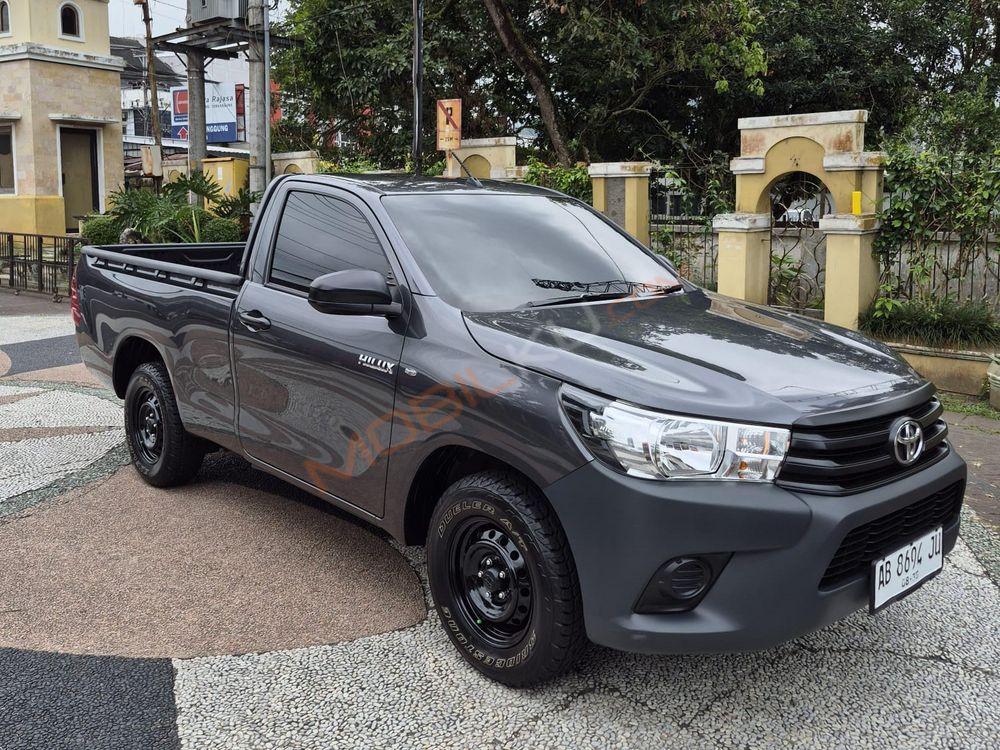 Mobil Toyota Hilux 2020
