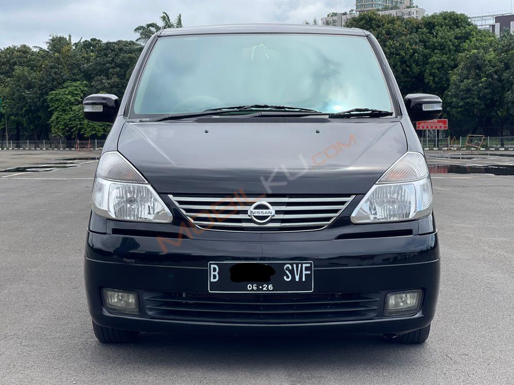 Mobil Nissan Serena 2011