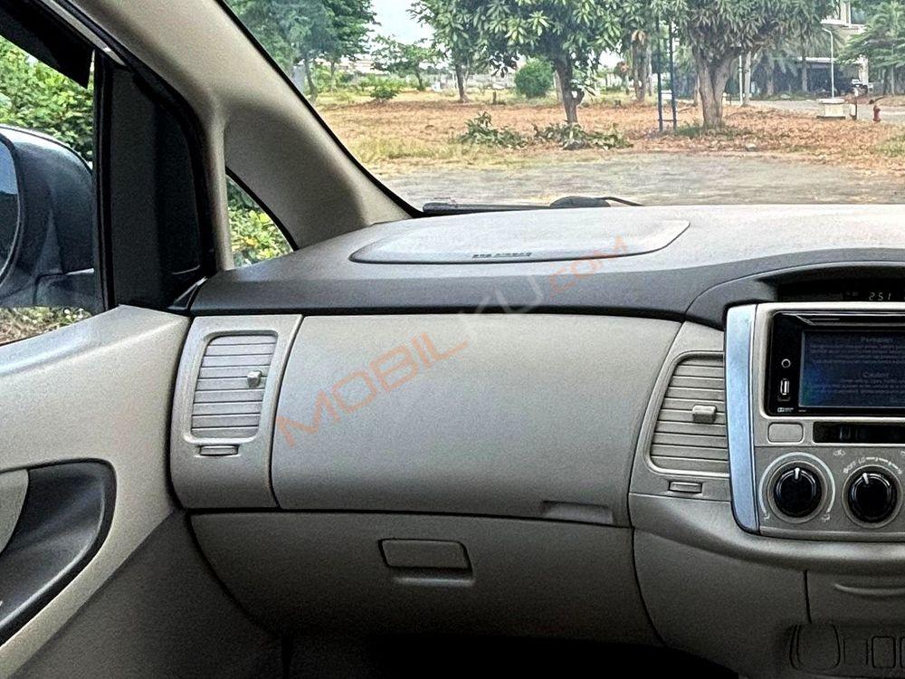 Mobil Toyota Kijang Innova 2014