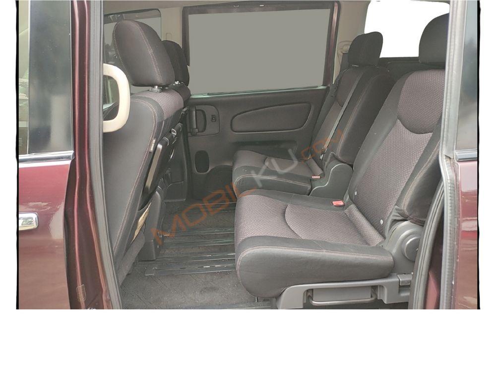 Mobil Nissan Serena 2018