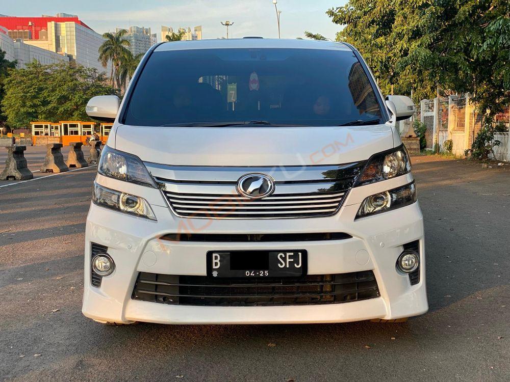 Mobil Toyota Vellfire 2015