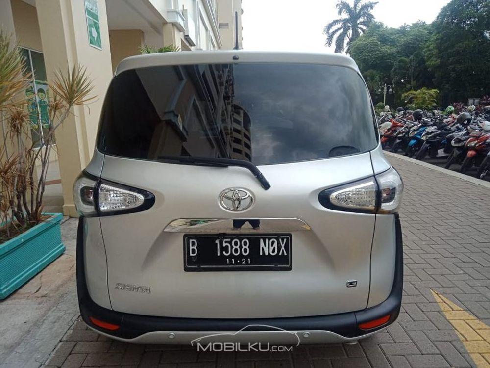 Mobil Toyota Sienta 2016
