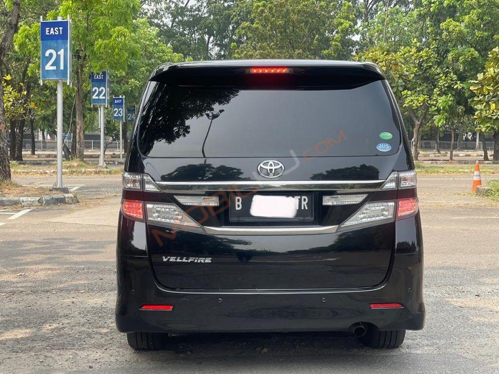 Mobil Toyota Vellfire 2013