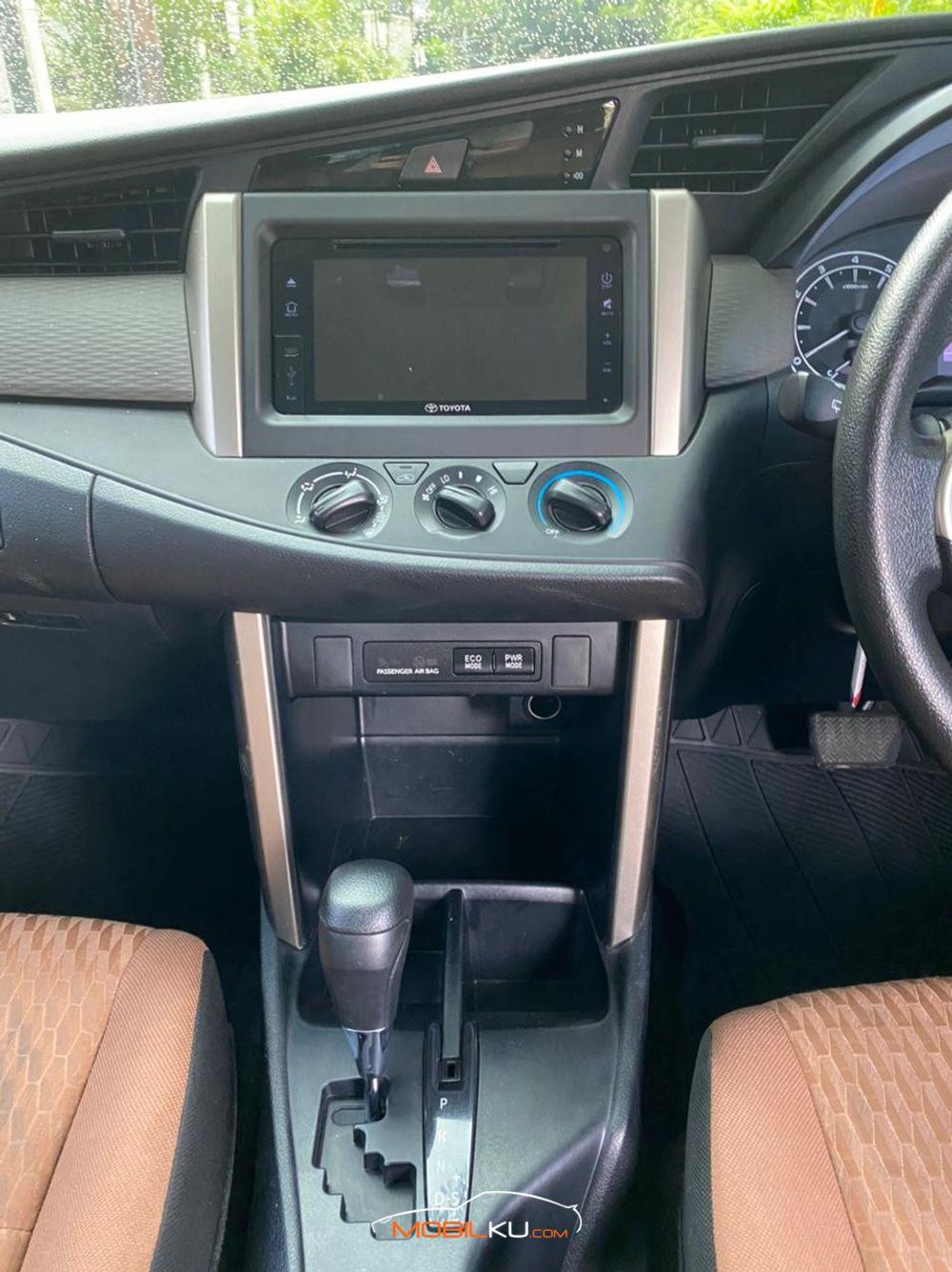 Mobil Toyota Kijang Innova 2016
