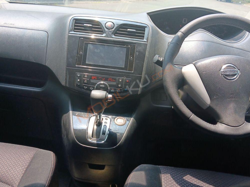 Mobil Nissan Serena 2013