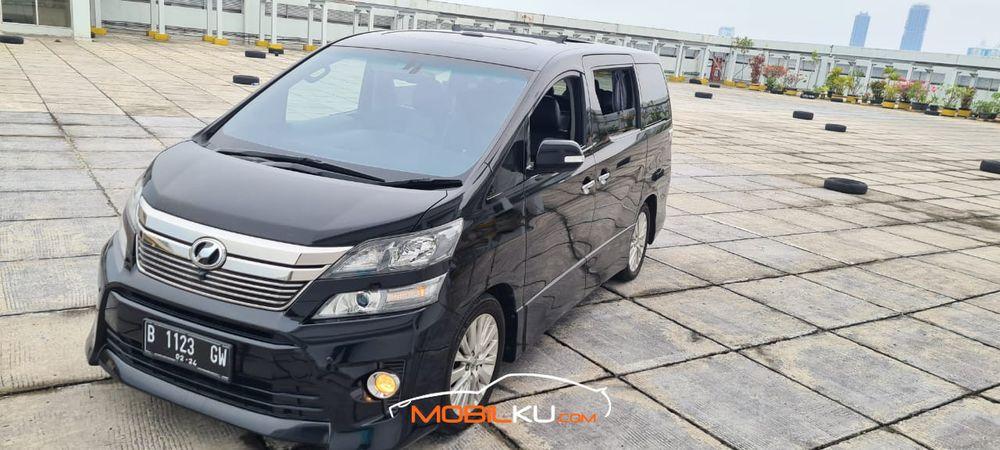 Mobil Toyota Vellfire 2013
