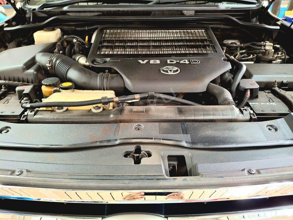 Mobil Toyota Land Cruiser 2013