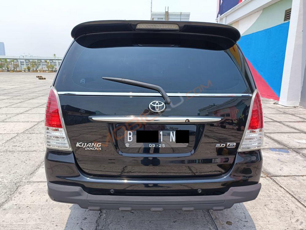 Mobil Toyota Kijang Innova 2010